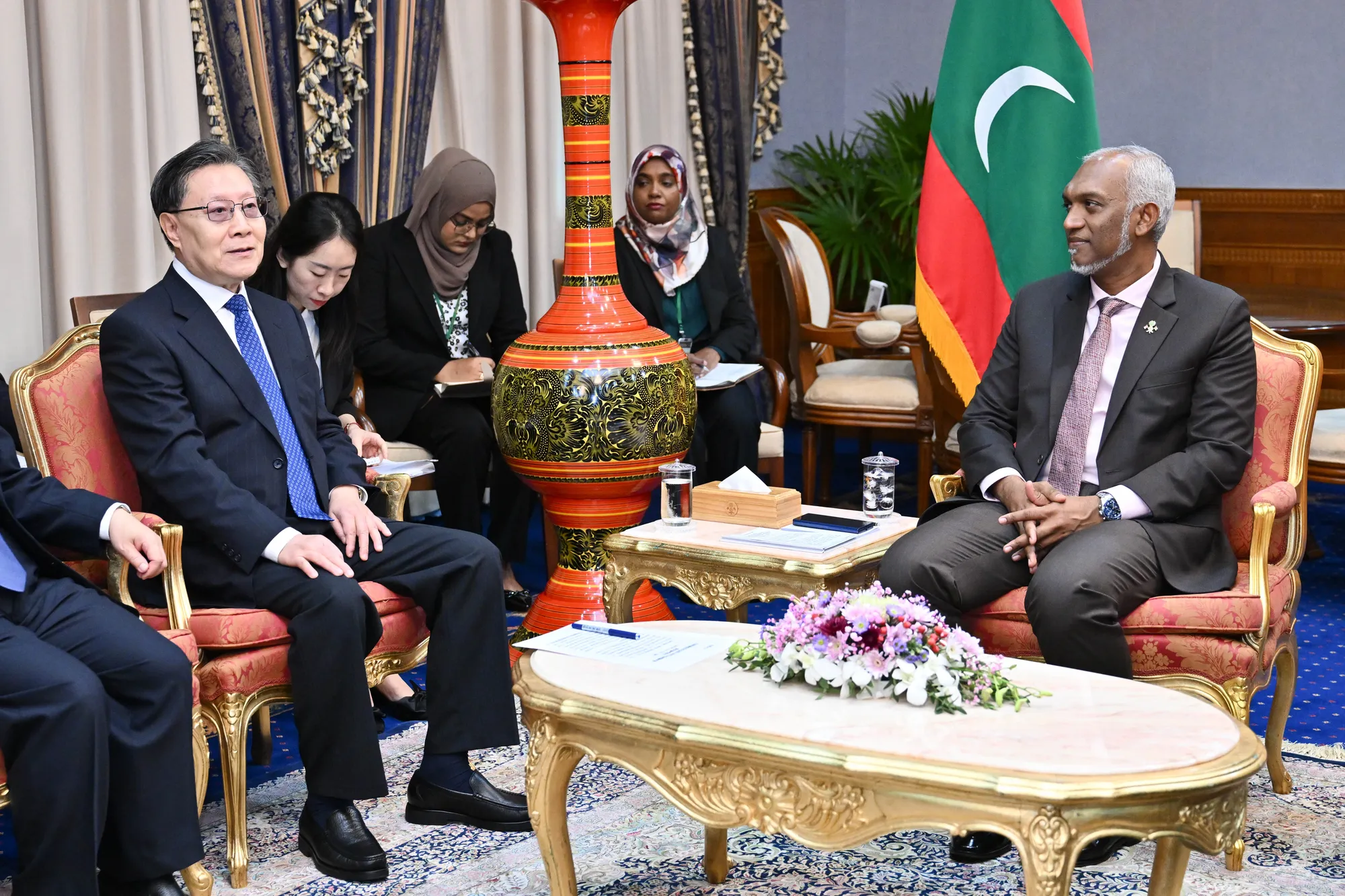 ޗައިނާގެ އިސް އޮފިޝަލަކު ރައީސް އާއި ބައްދަލުކުރައްވައިފި