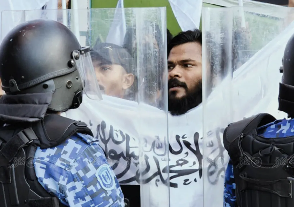 ޔޯގާ ދުވަހުގެ ހަމަނުޖެހުން ކޮންޓްރޯލް ކުރަން ފުލުހުން މަސައްކަތް ކުރަނީ -- ފޮޓޯ: އަދަދު