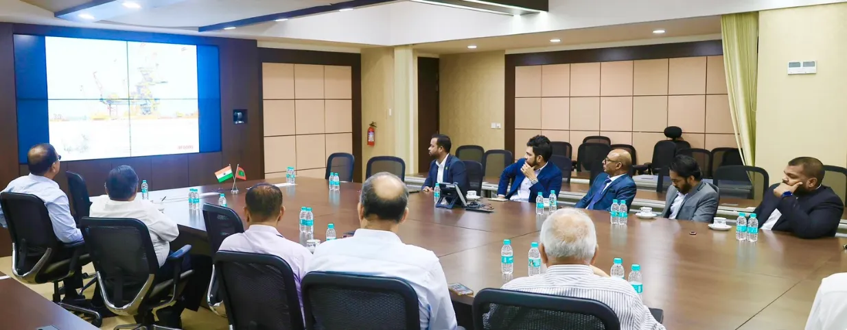 މިނިސްޓަރ މުއްތަލިބު އެފްކޮންސްގެ މެނޭޖިންގ ޑިރެކްޓަރާއި ބައްދަލުކުރައްވައިފި