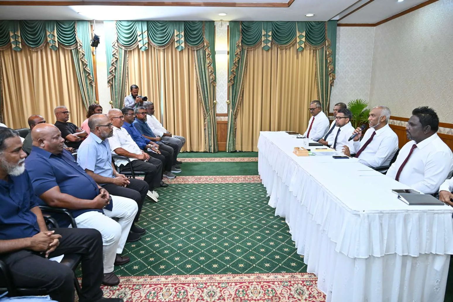 President Dr Mohamed Muizzu holding discussions with representatives of the cargo and customs clearance sector (Photo/President's Office)