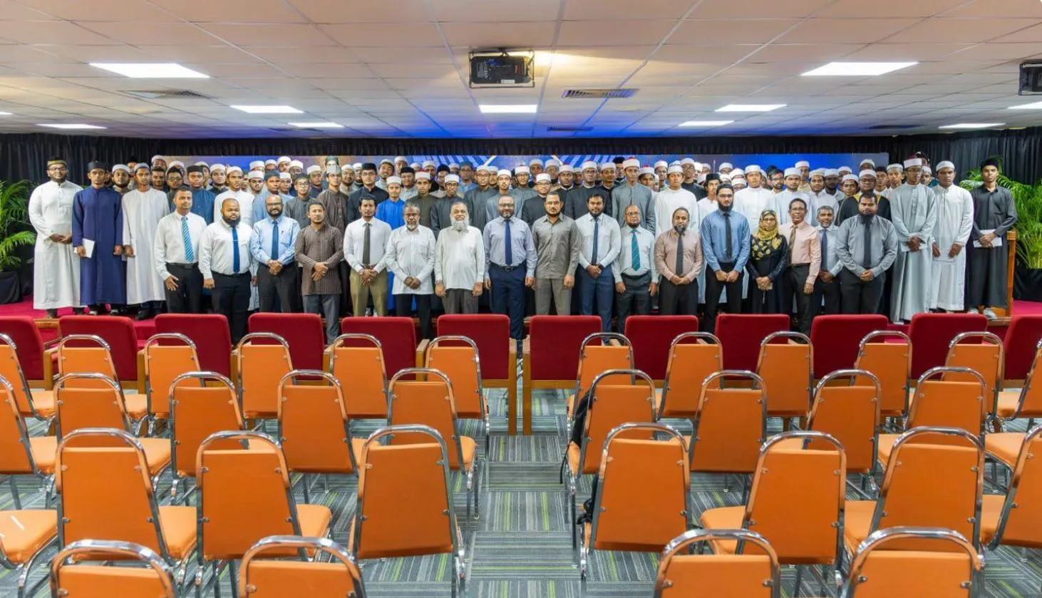 209 ޒުވާނުން ޚަޠީބުކަމުގެ ސަނަދު ހާސިލްކޮށްފި