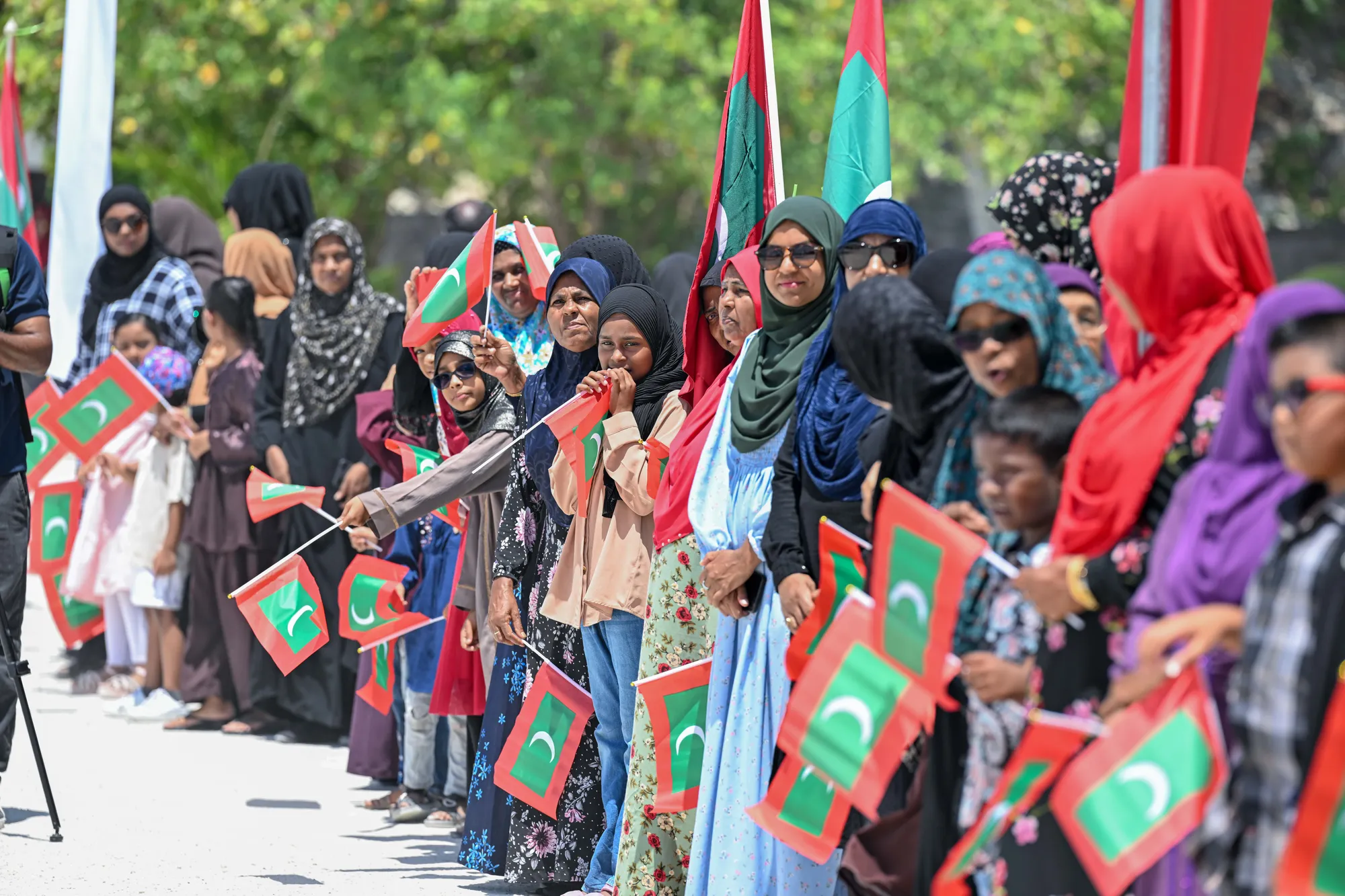 ރައީސަށް މަރުހަބާ ދެންނެވުމަށް އެއްވެ ތިބި ހަންޏާމީދުގެ ރައްޔިތުން