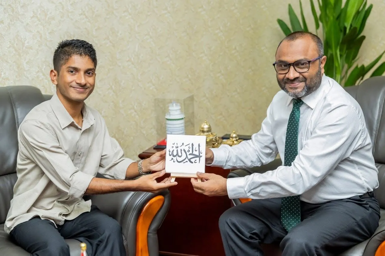 ނާއިޝް އޭނާ ކެލިގްރާފްކޮށްފައިވާ ލިޔުމެއް މިނިސްޓަރު ޑރ. މުހައްމަދު ޝަހީމްއަށް ދެނީ (ފޮޓޯ/އިސްލާމިކް މިނިސްޓްރީ)
