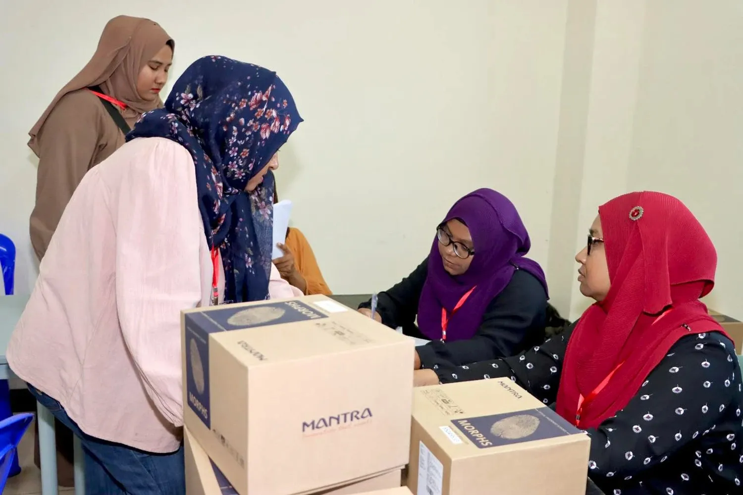 ފިންގަޕްރިންޓް ޑިވައިސްތައް ކައުންސިލްތަކާއި ހަވާލުކުރުން-- ފޮޓޯ: މިނިސްޓްރީ