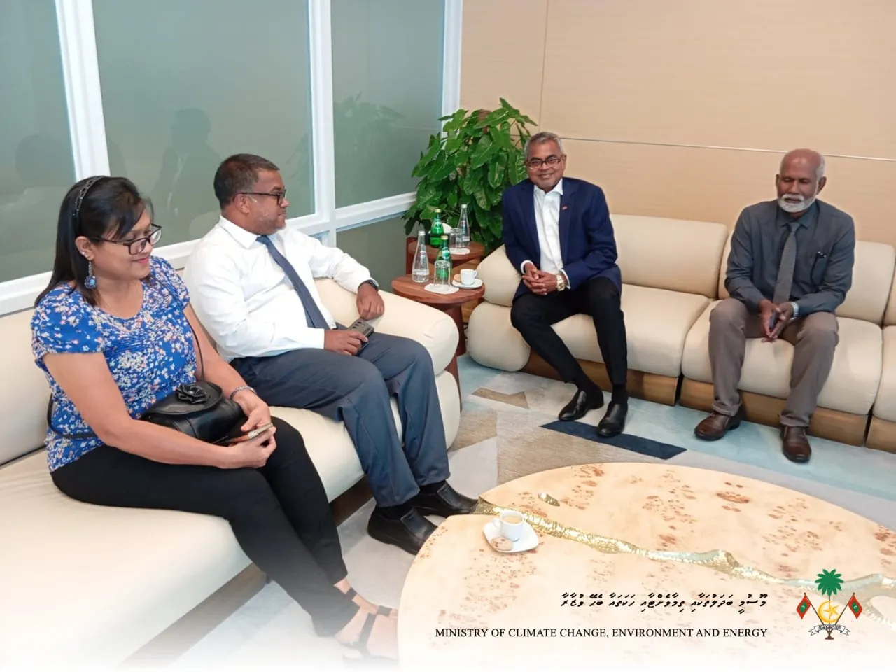 ވޒަޒީރު ޠާރިޤު ބޫޓާނަށް ފުރާވަޑައިގަތުން --- ފޮޓޯ:  މޫސުމީ ބަދަލުތަކާއި، ތިމާވެށްޓާއި ހަކަތައާ ބެހޭ ވުޒާރާ