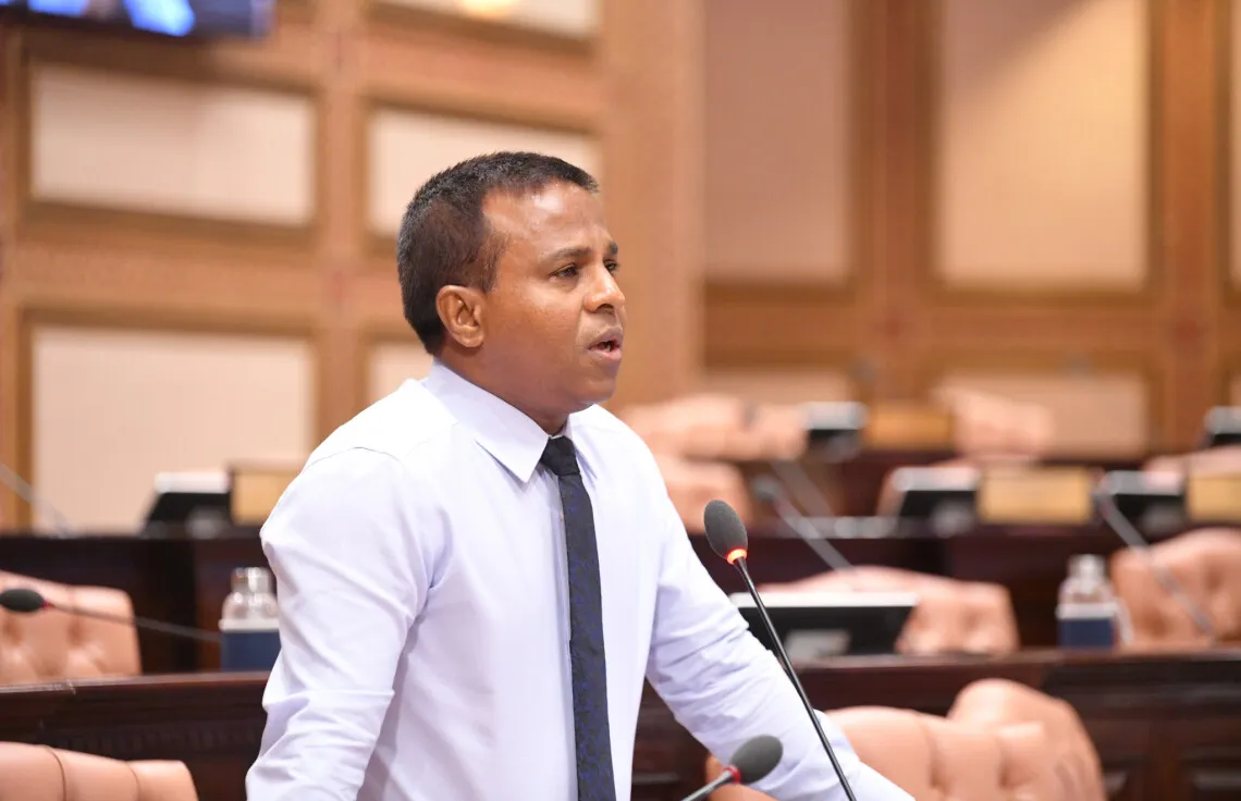 ސަރުކާރާއި ދެކޮޅަށް މަޖިލީހުގެ ބާރުގެ ބޭނުން ކުރަން ޖެހިދާނެ: އަހުމަދު އަބްދުالله