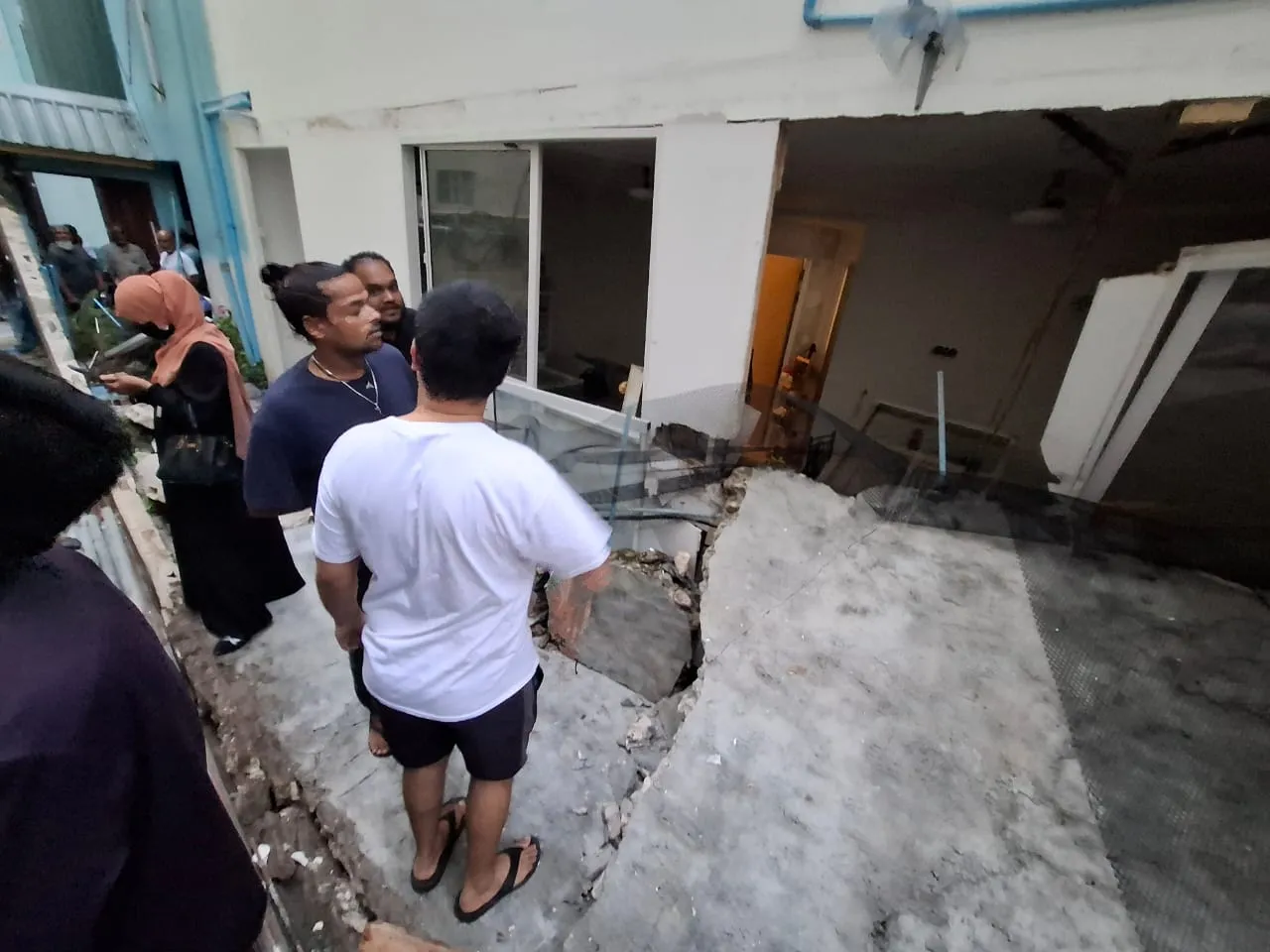 ތަކަންދޫ ގޭގެ ފާރުން ބައެއް ވެއްޓިފައި: މިއީ ބޮޑު އިހުމާލެއްގެ ނަތީޖާ