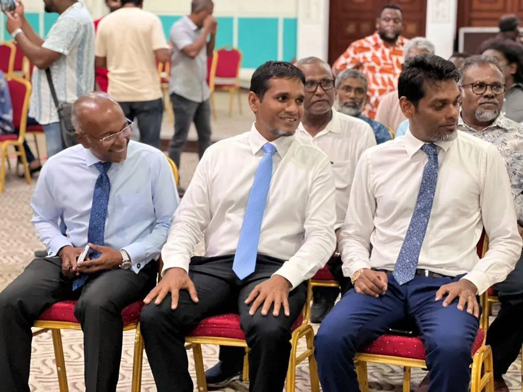 ދަ ޑިމޮކްރެޓްސް ގެ ކެންޑިޑެސީ އިލެކްޝަންސް ކޮމިޝަނަށް ހުށަހަޅައިފި