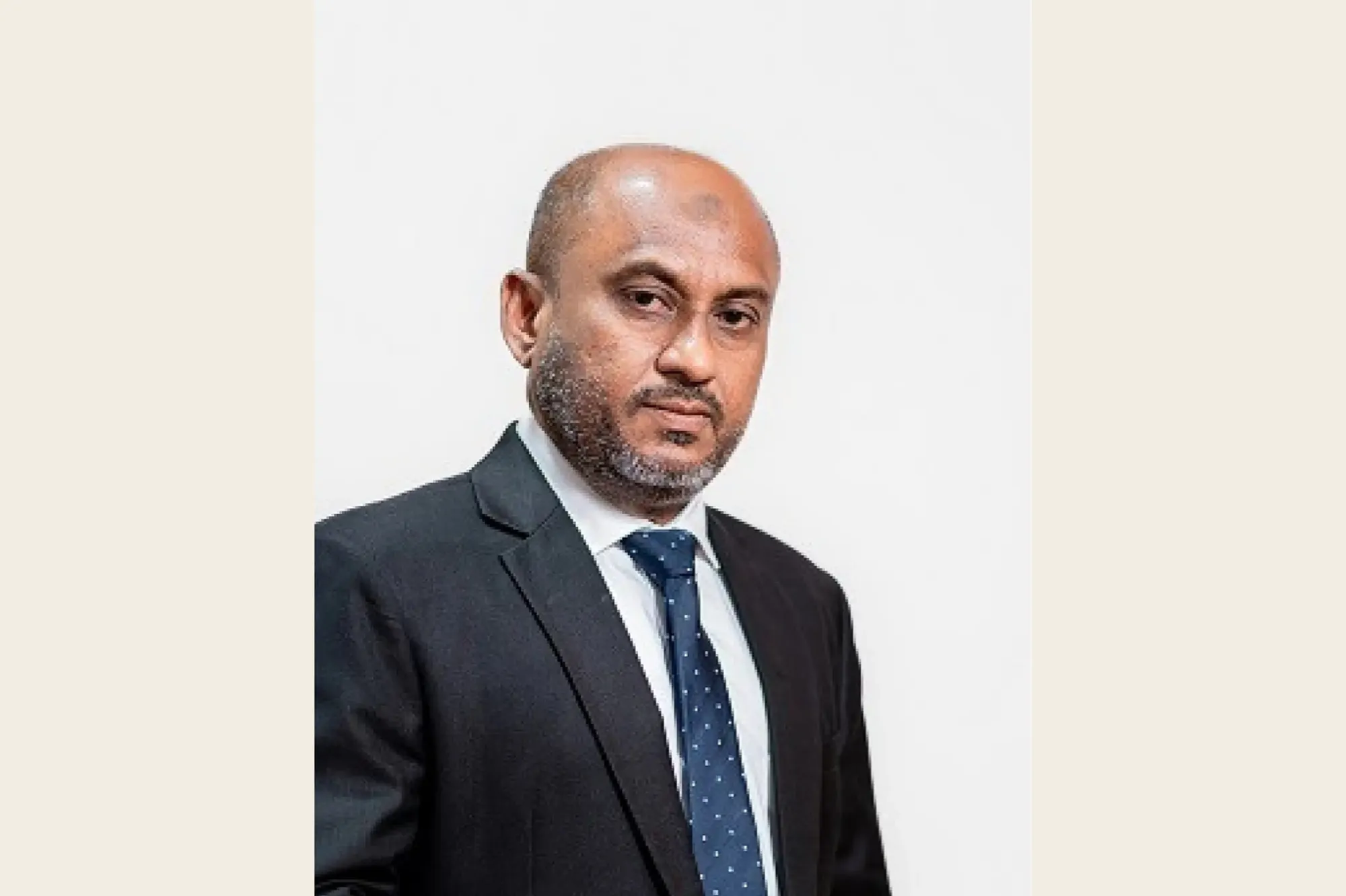 މިފްކޯގެ ޗެއާމަންގެ މަގާމުގައި ހުންނެވި އަހުމަދު ޝަރީފް: ފޮޓޯ/ މިފްކޯ