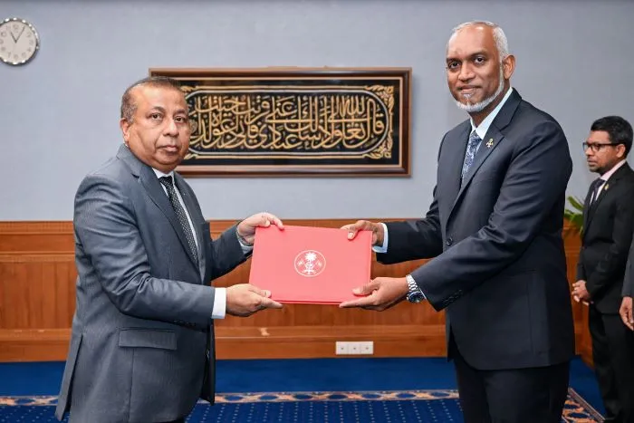 President Dr. Mohamed Muizzu presenting Fuad Thaufeeq with his credentials during a ceremony held in President's Office on  Monday (Photo/President's Office)