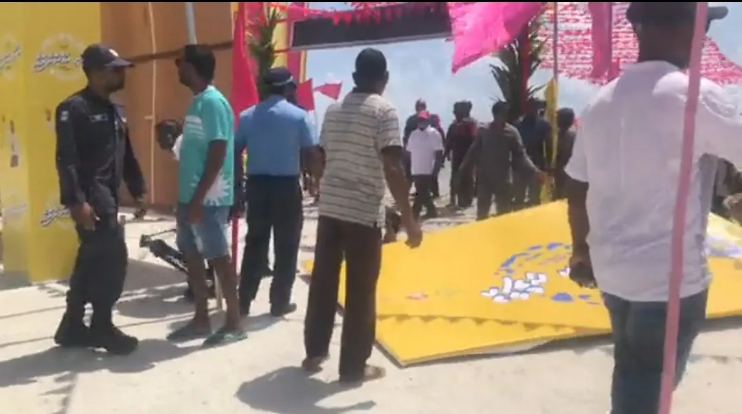 ބާރަށު ގައި، މުޢިއްޒުއަށް ދަތިކުރަން އެމްޑީޕީ ޕޯސްޓަރު ހަރުކުރުމުން ހަމަނުޖެހުން ހިނގައިފި