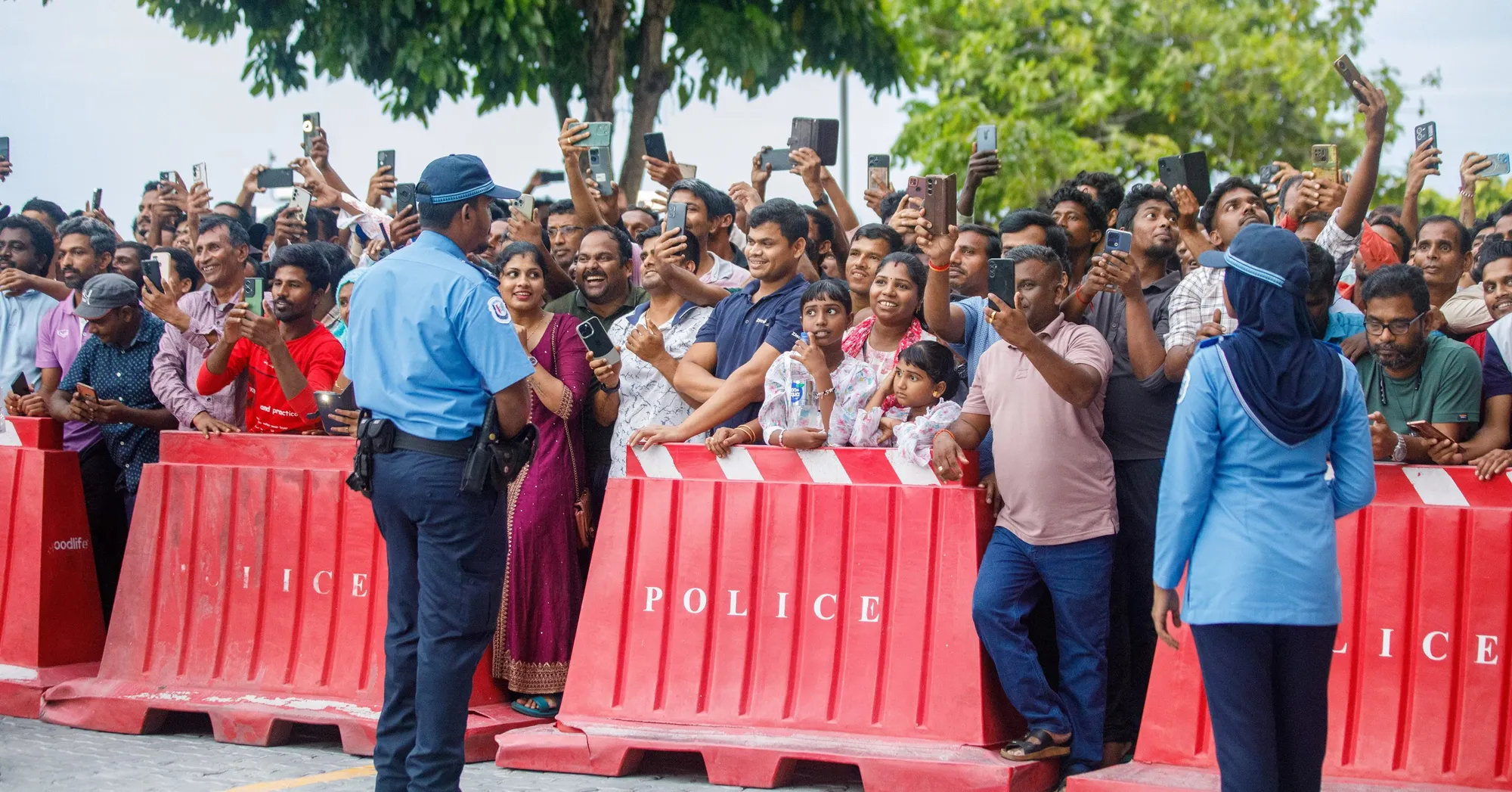 ބިދޭސީން މާލޭގައި ބޭއްވި ހަރަކާތެއްގައި ފުލުހުން - ފައިލް ފޮޓޯ: ދުވަސް
