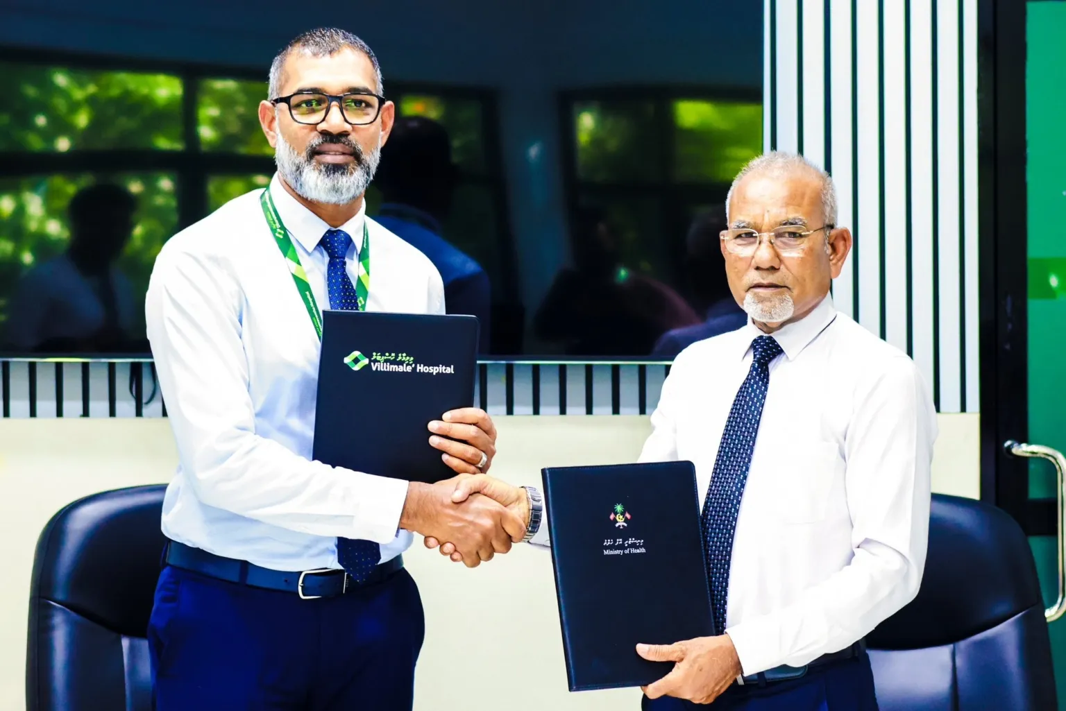 ވިލިމާލެ ހޮސްޕިޓަލް ވަގުތީގޮތުން އަމާން ހިޔާއަށް ބަދަލު ކުރުމާ ގުޅޭ އެއްބަސްވުމުގައި ހެލްތު މިނިސްޓްރީ އާއި މާލެ ސިޓީ ގްރޫޕް އޮފް ހޮސްޕިޓަލްއާ ދެމެދު ސޮއި ކުރުމުގެ ތެރެއިން. ފޮޓޯ/ މިނިސްޓްރީ އޮފް ހެލްތް