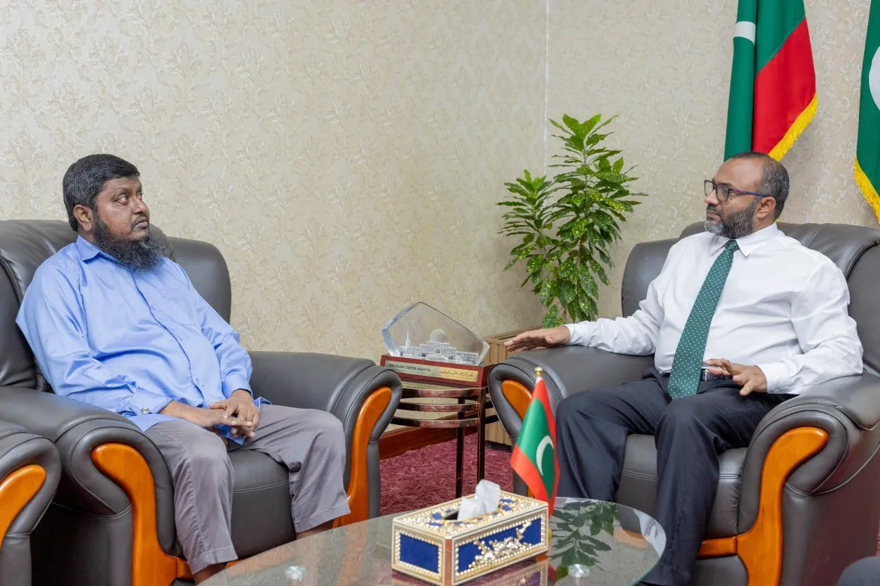 ޝެއިޚް ނައިފަރީއާ ވަޒީރު ޝަހީމް ބައްދަލުކުރެއްވުން: ފޮޓޯ/ އިސްލާމިކް މިނިސްޓްރީ