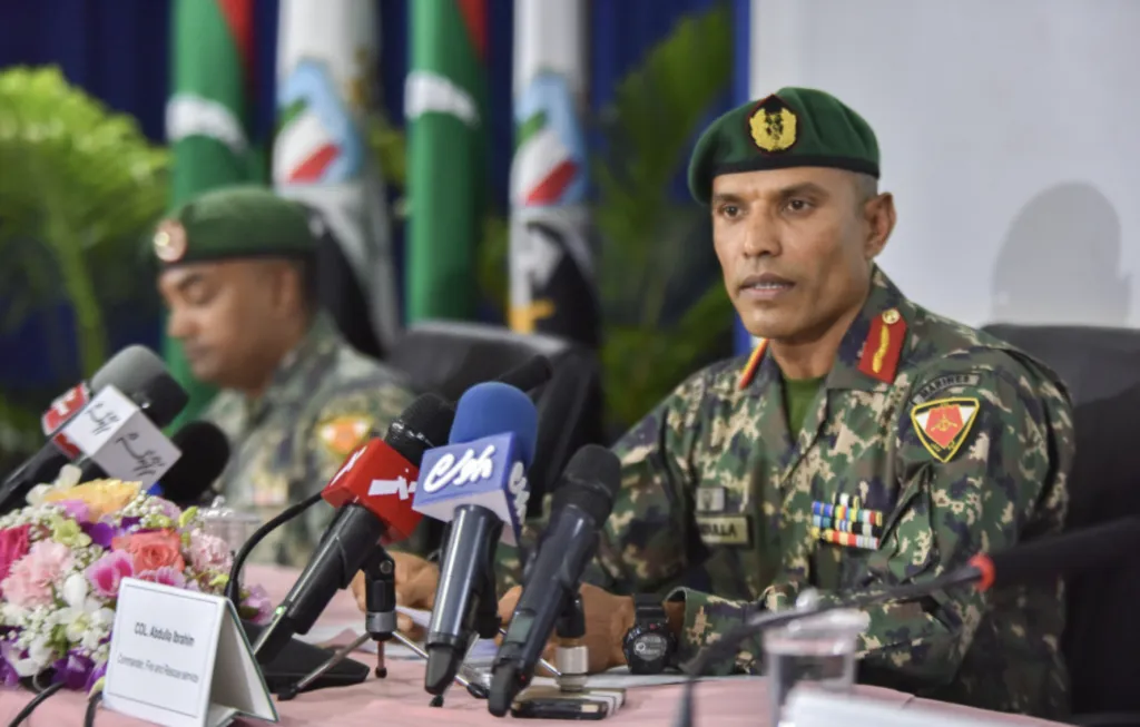 ރައީސްގެ މޮޓޯ ކޭޑަށް ހުރަސްއެޅި މައްސަލާގައި ކޮމާންޑިންގ އޮފިސަރުގެ އިޙުމާލެއް ނެތް: އެމްއެންޑީއެފް