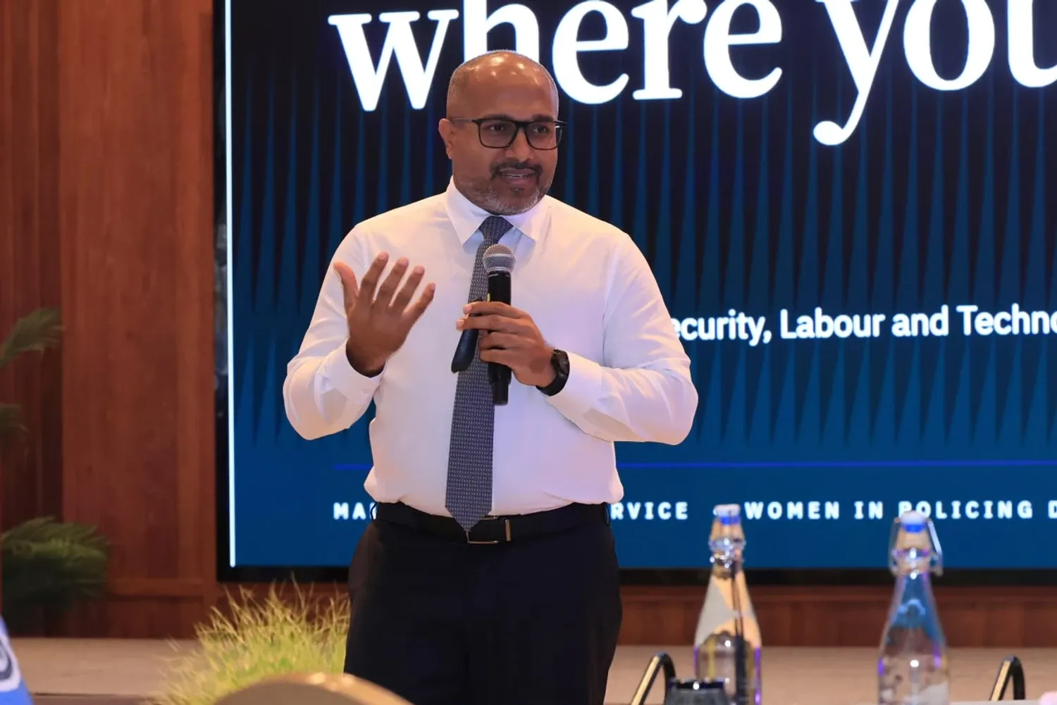 ހަގީގީ ލީޑަރުންނަކީ ތިމާ ވަށައިގެން ތިބި މީހުންނަށް ނަމޫނާ ދައްކާ ހިއްވަރު ގަދަ ބައެއް: އިޙްސާން