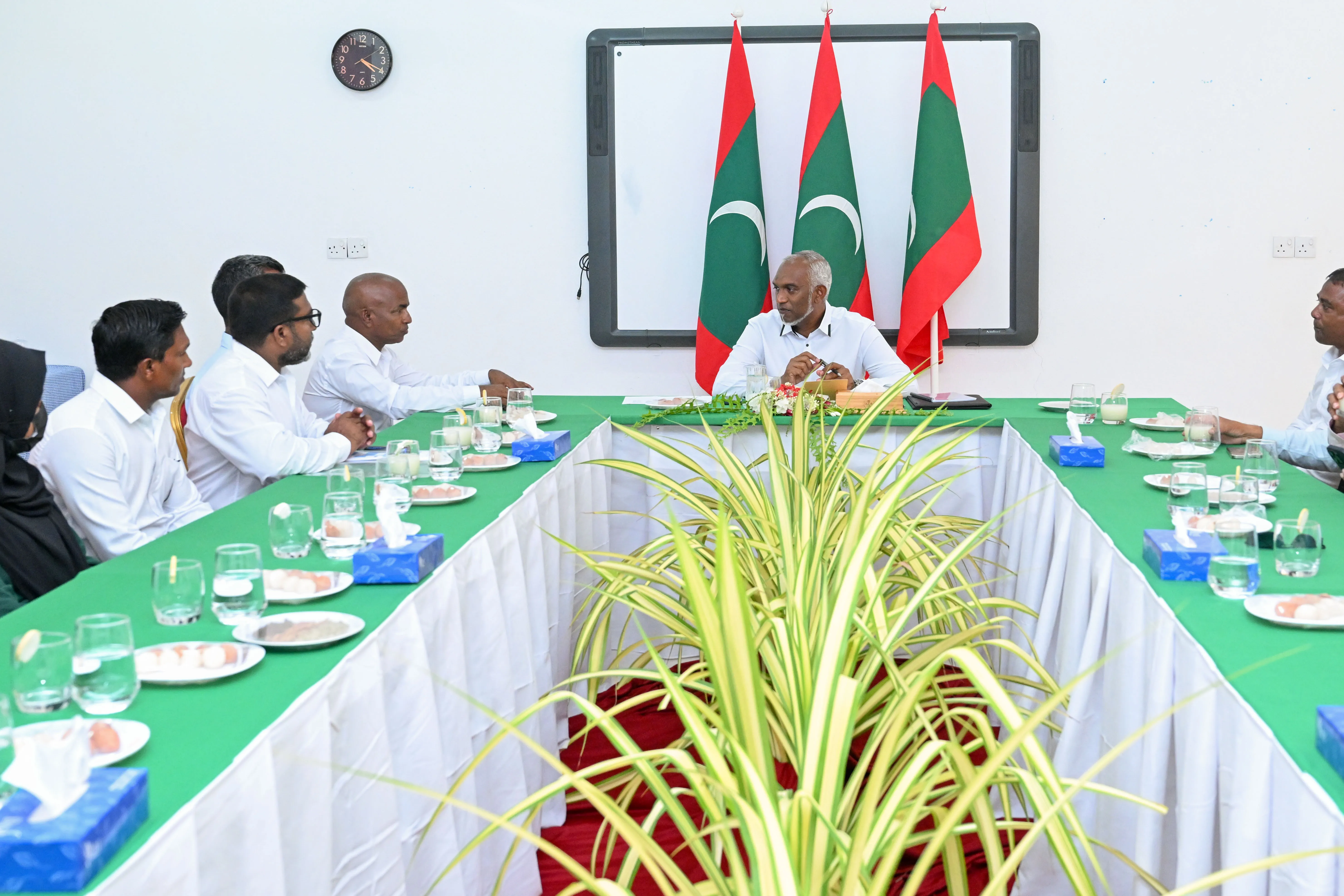 ރައީސުލްޖުމްހޫރިއްޔާ، ށ. މަރޮށި ކައުންސިލާއި، އ.ތ.މ. ކޮމިޓީ އަދި ރަށުގެ ބައެއް މުއައްސަސާތަކުގެ އިސްވެރިންނާ ބައްދަލުކުރައްވައިފި