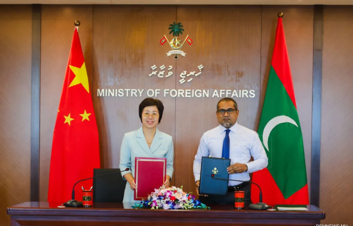 ޗައިނާ ސަރުކާރުން ރާއްޖެއަށް 80 ކޮންޕިއުޓަރ އާއި 20 ލެޕްޓޮޕް ހަދިޔާކޮށްފި