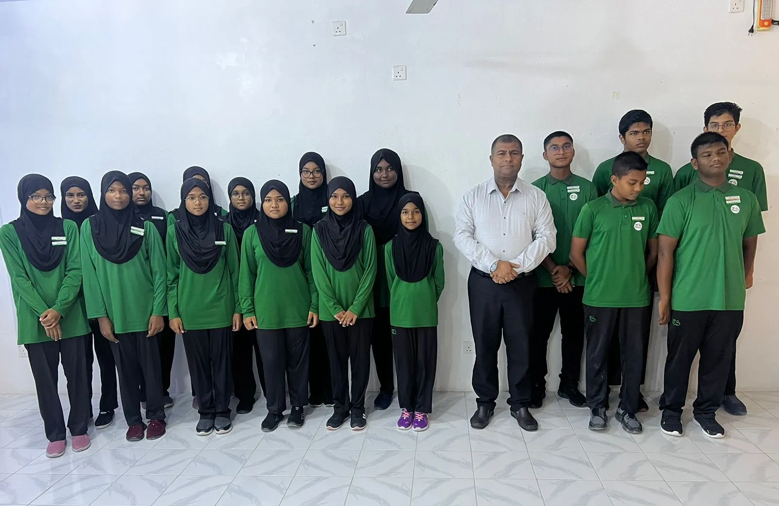 އަދަބީ މުބާރާތްތަކުގައި ބައިވެރިވާ ބައެއް ދަރިވަރުންނާއި މިނިސްޓަރު ނަސީރު ބައްދަލުކުރައްވައިފި