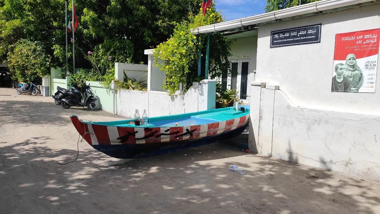 ސަފާރީ މައްސަލަ ހޫނުވެ އެސްއޯ ފުލުހުން އުކުޅަހަށް! ރައްޔިތުން ކައުންސިލް ބަންދުކޮށްފި!