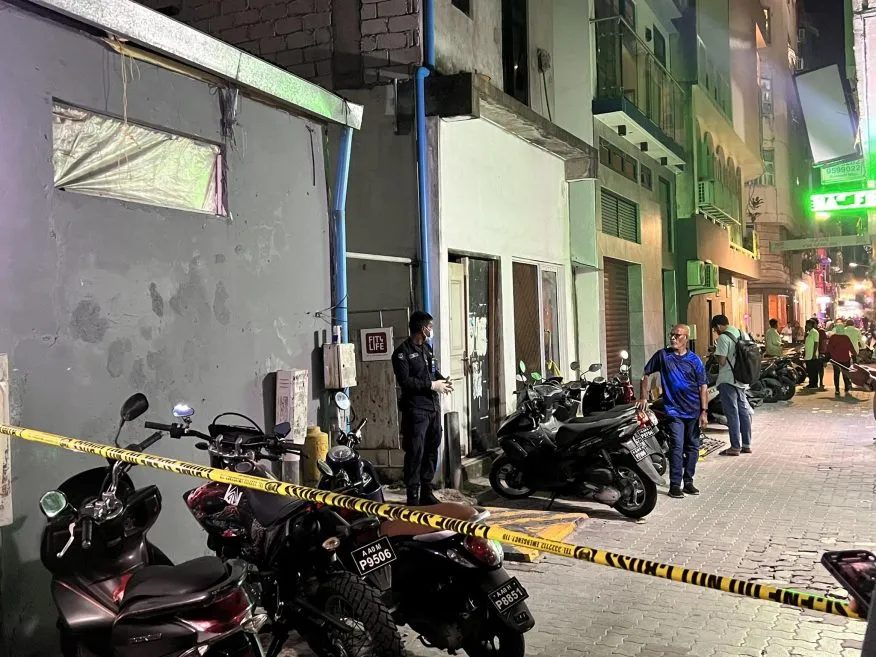 މާލޭގެ ގެއެއްގެ ތެރޭގައި ކުނިވެފައި އޮތް މީހަކު ފެނިއްޖެ
