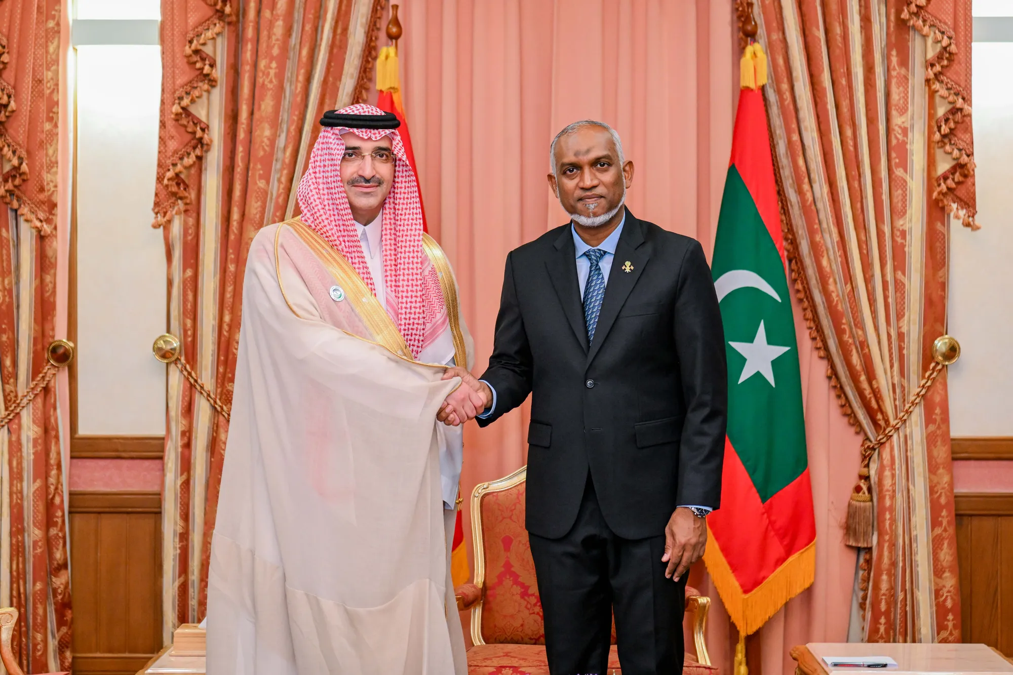 ސައުދީ ފަންޑުގެ ވެރިޔާ ރައީސް ޑރ.މުޢިއްޒު އާއި ބައްދަލުކުރެއްވުން-- ފޮޓޯ: ރައީސް އޮފީސް