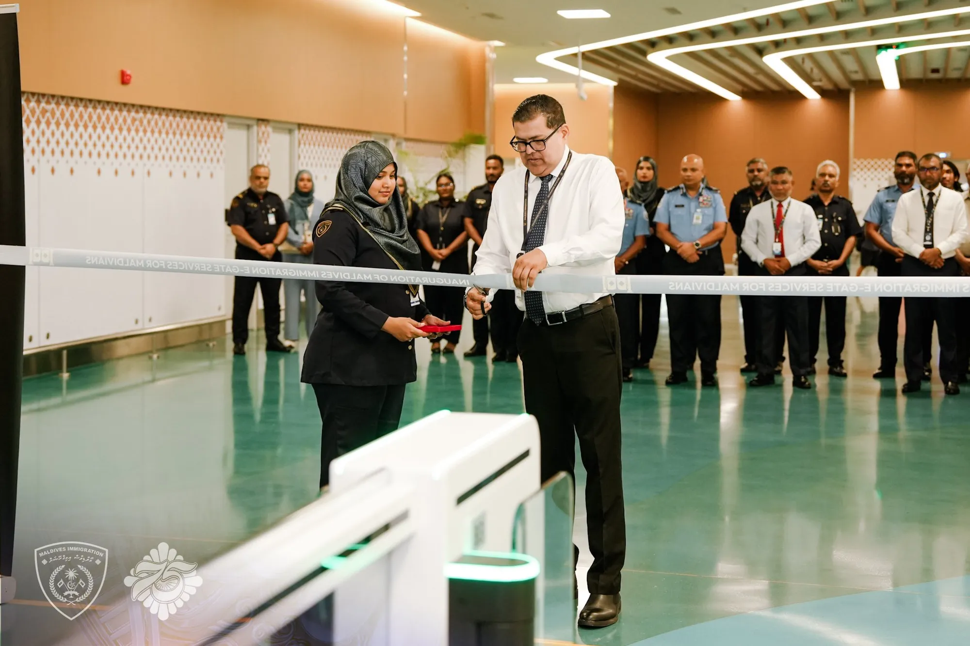 ވެލާނާ އިންޓަނޭޝަނަލް އެއާޕޯޓުގެ 11 ވަނަ އީގޭޓު ހުޅުވުމުގެ ތެރެއިން-- ފޮޓޯ/އިމިގްރޭޝަން
