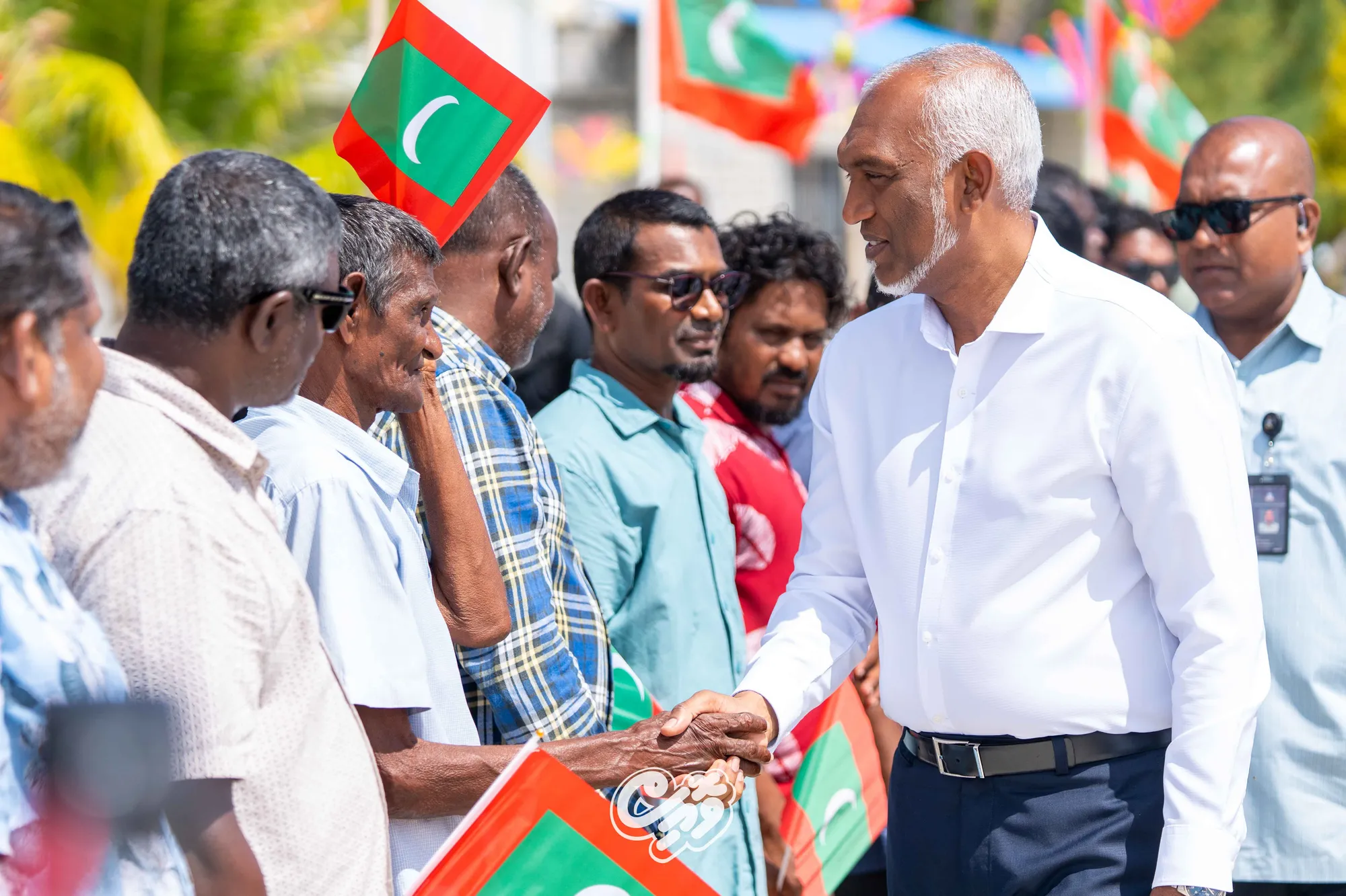 ރައީސް ޑރ. މުޙައްމު މުޢިއްޒު ރަށަކަށް ވަޑައިގެން ރައްޔިތުންނާއި ސަލާމު ކުރައްވަނީ -- ވޮއިސް ފޮޓޯ