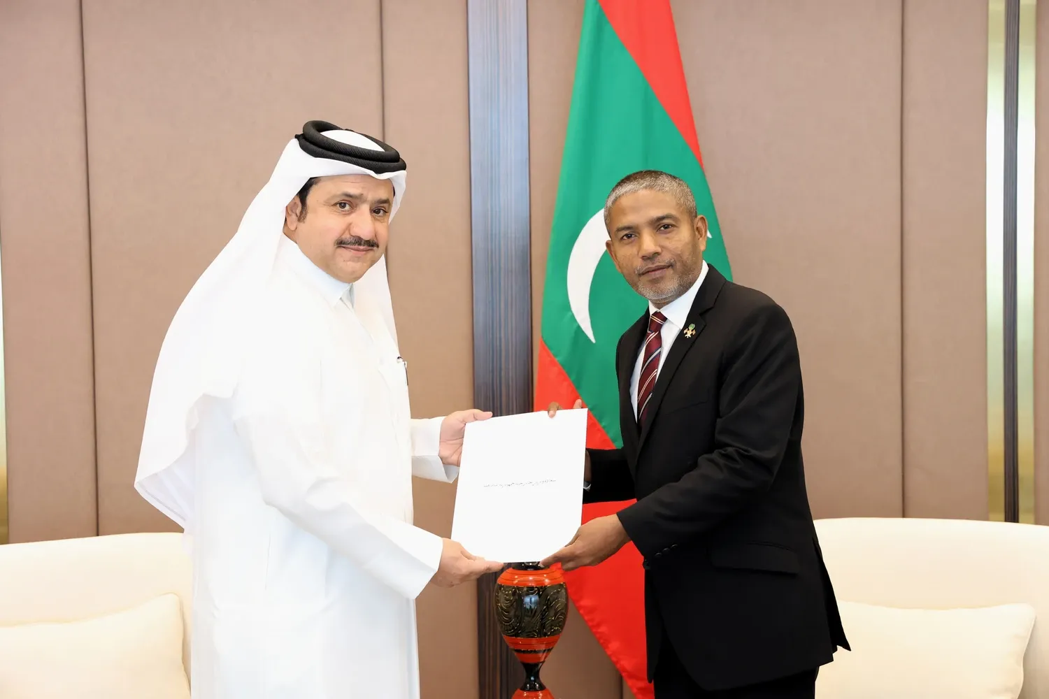 ޤަތަރުގެ އާ ސަފީރު، ސަފީރު ކަމުގެ ފަތްކޮޅުގެ ކޮޕީ ޗީފް ޕްރޮޓޮކޯލް އާ ހަވާލުކުރައްވައިފި