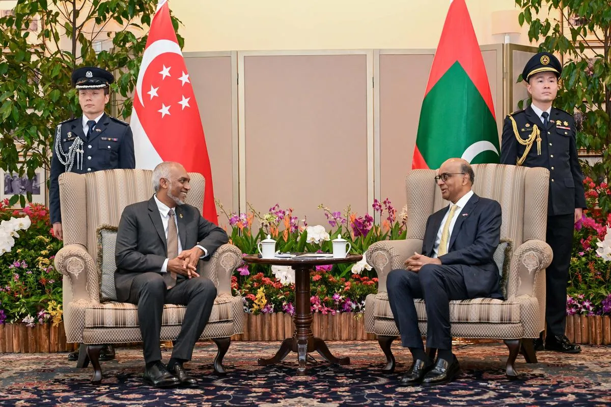 ރައީސް ޑރ. މުޙައްމަދު މުޢިއްޒު އާއި ސިންގަޕޫރުގެ ރައީސް ޝަންމުގަރަނަމް އާއި ބައްދަލުކުރެއްވުމުގެ ތެރެއިން. ފޮޓޯ/ ރައީސް އޮފީސް