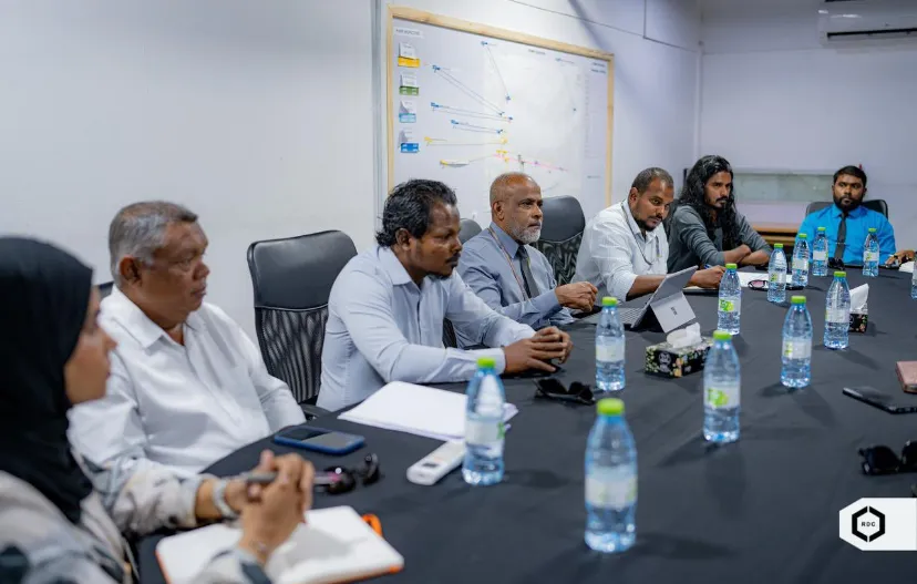 ލާމު އަތޮޅު ކައުންސިލުން އާރްޑީސީގެ އިސްވެރިންނާ ބައްދަލުވުމެއް!