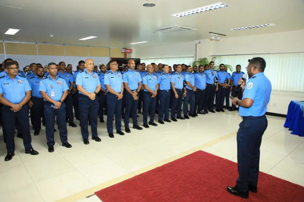 އެޕްލިކޭޝަންތައް ތަޢާރަފްކުރުމުގެ ތެރެއިން -- ފޮޓޯ: ޕޮލިސް