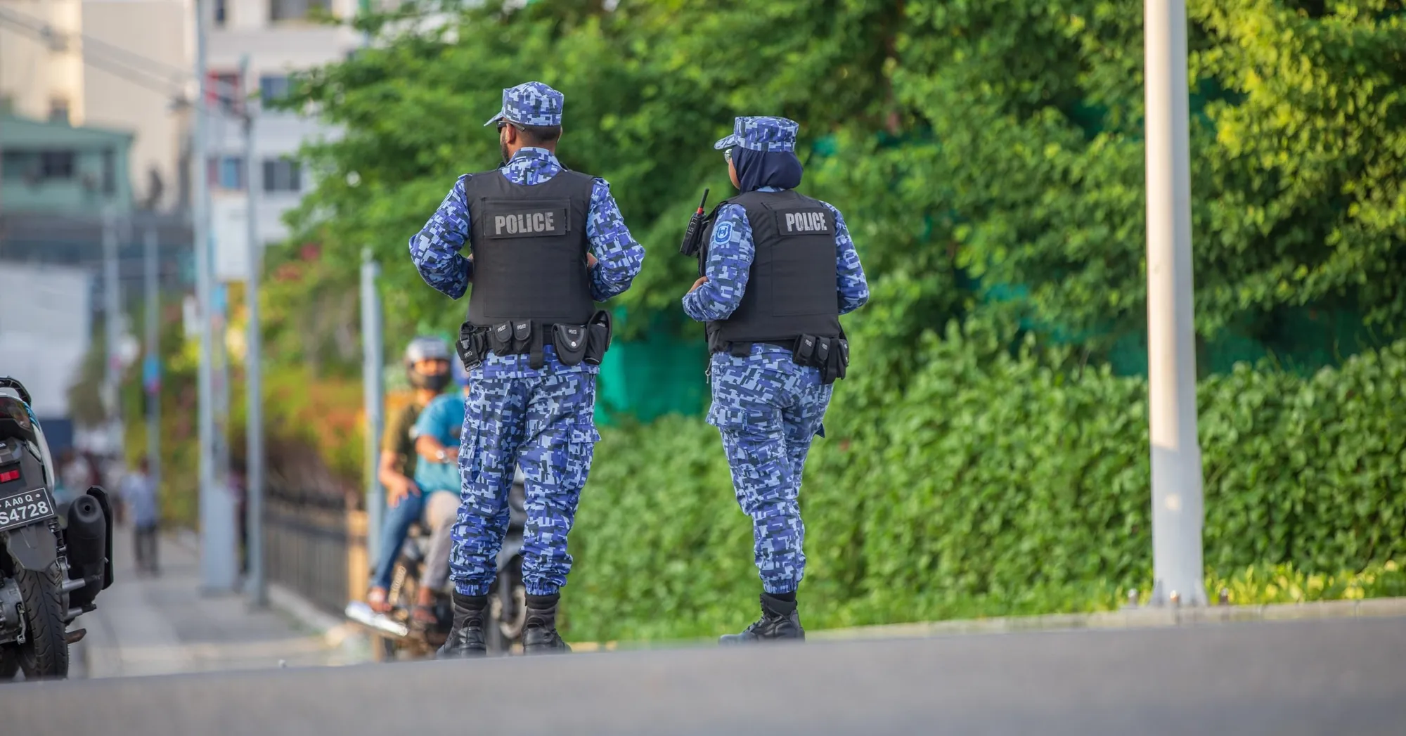 ދިވެހި ދެ ފުލުހަކު މަގުމަތީގައި - ފައިލް ފޮޓޯ: ދުވަސް