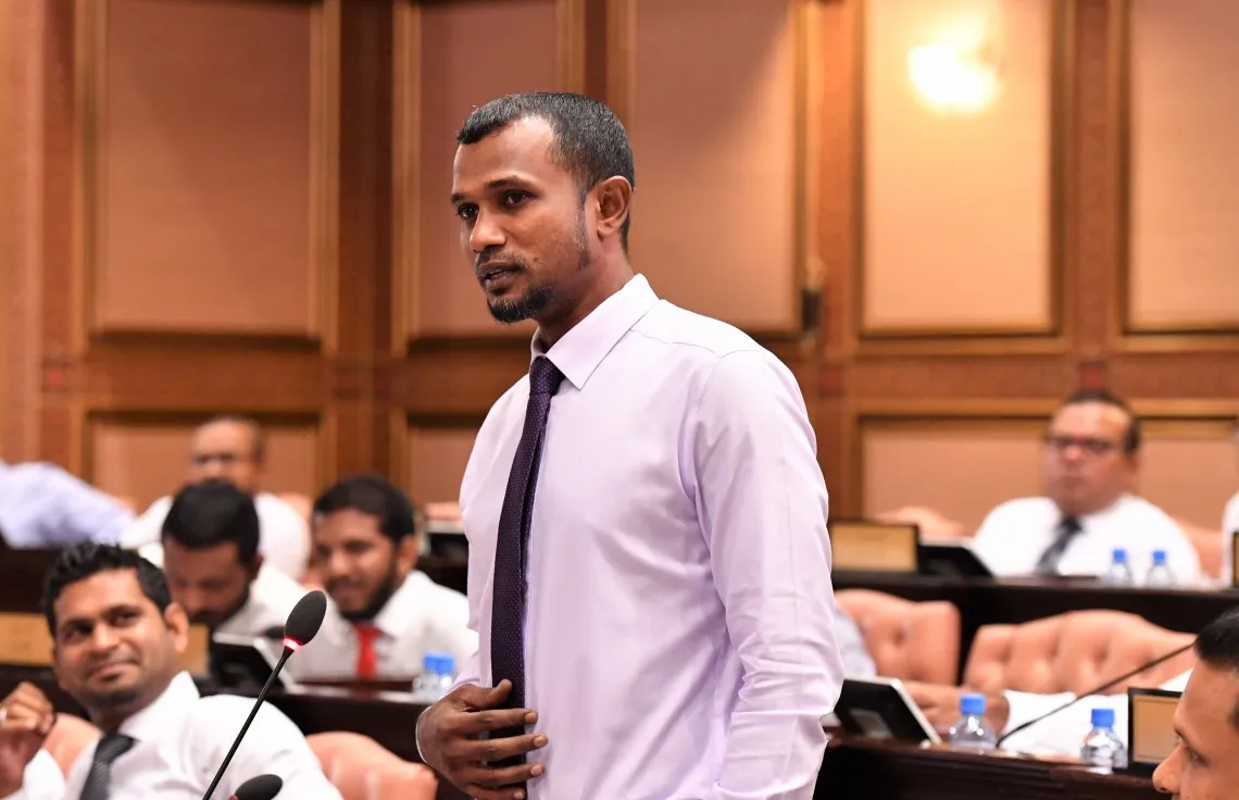 ރައްޔިތުން އަމަލުކުރަން ޖެހެނީ ވުޖޫދުގައި އެވަގުތަކު އޮތް ޤާނޫނަކަށް: ޠާރިޤް