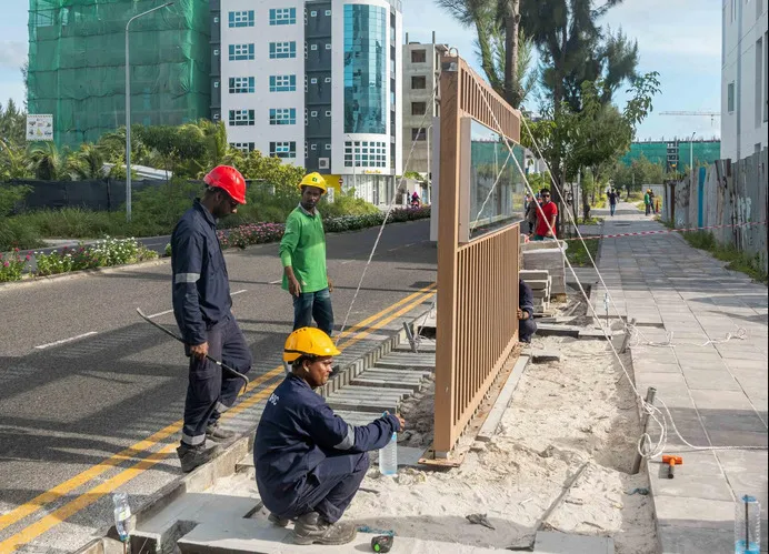 ގެދޮރުވެރިޔާ ފްލެޓްތައް ކައިރީ ބަސް ސްޓޮޕް ހަދަން ފަށައިފި