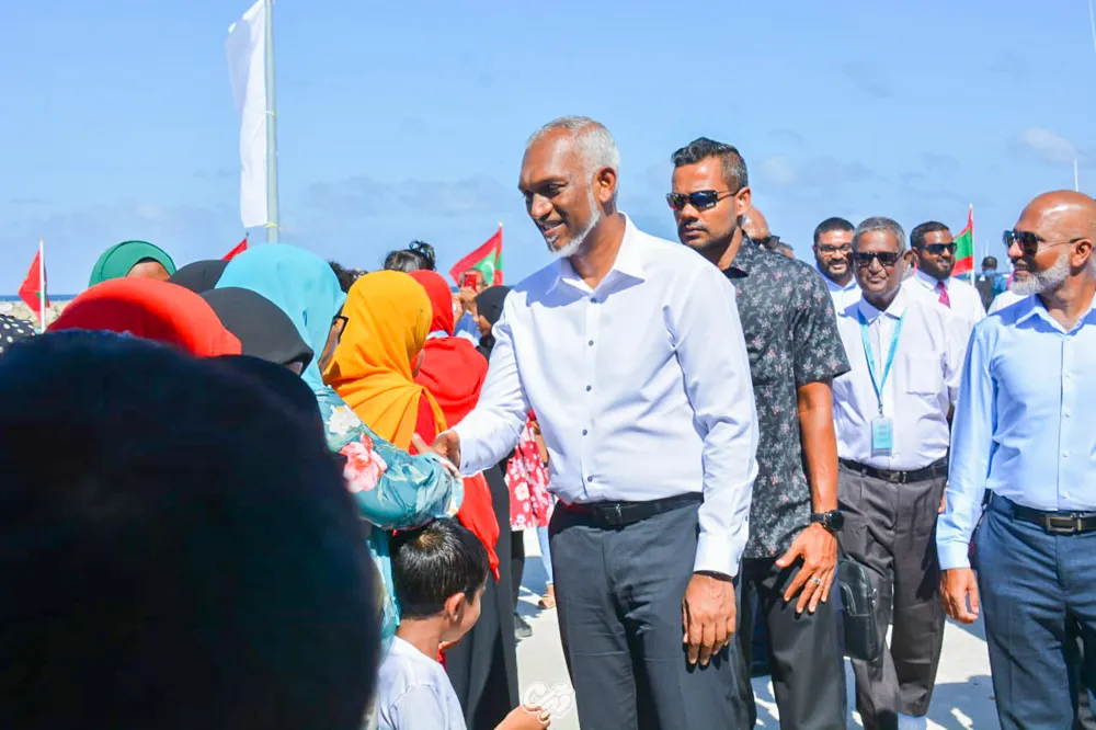 ރައީސުލްޖުމްހޫރިއްޔާ އަތޮޅު ތެރޭގެ ރަށްތަކަށް ކުރައްވާ ދަތުރުފުޅުގެ ތެރެއިން-- ފޮޓޯ/ވޮއިސް
