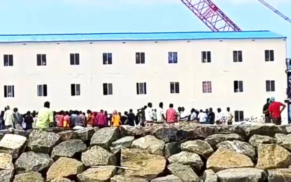 އެފްކޮންސް މުވަޒަފު މަރުވުން: ގުޅީފަޅުގައި އެފްކޮންސް ތަކެއްޗާއި ވެރިންނަށް ހަމަލާދީ ހާލަތު ގޯސްވެއްޖެ