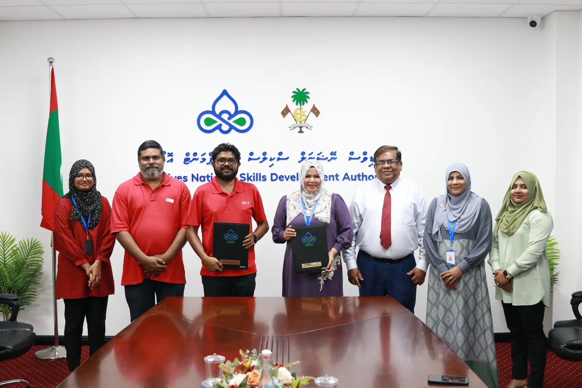 ޒުވާނުން ތަމްރީންކުރުމުގެ ޕްރޮގްރާމްތައް ހިންގުމަށް އެއްބަސްވުމެއްގައި ސޮއިކުރުން - ފޮޓޯ: އެމް.އެން.އެސް.ޑީ.އޭ