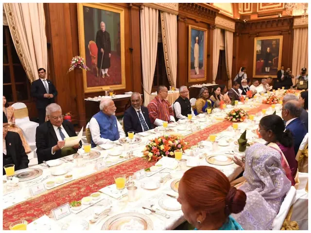 ބޮޑުވަޒީރު މޯދީއަރިހުގައި ޖެހިގެން ރައީސް މުއިއްޒު އިންނެވުމަކީ ފާހަގަކުރެވޭ ކަމެއްތަ؟