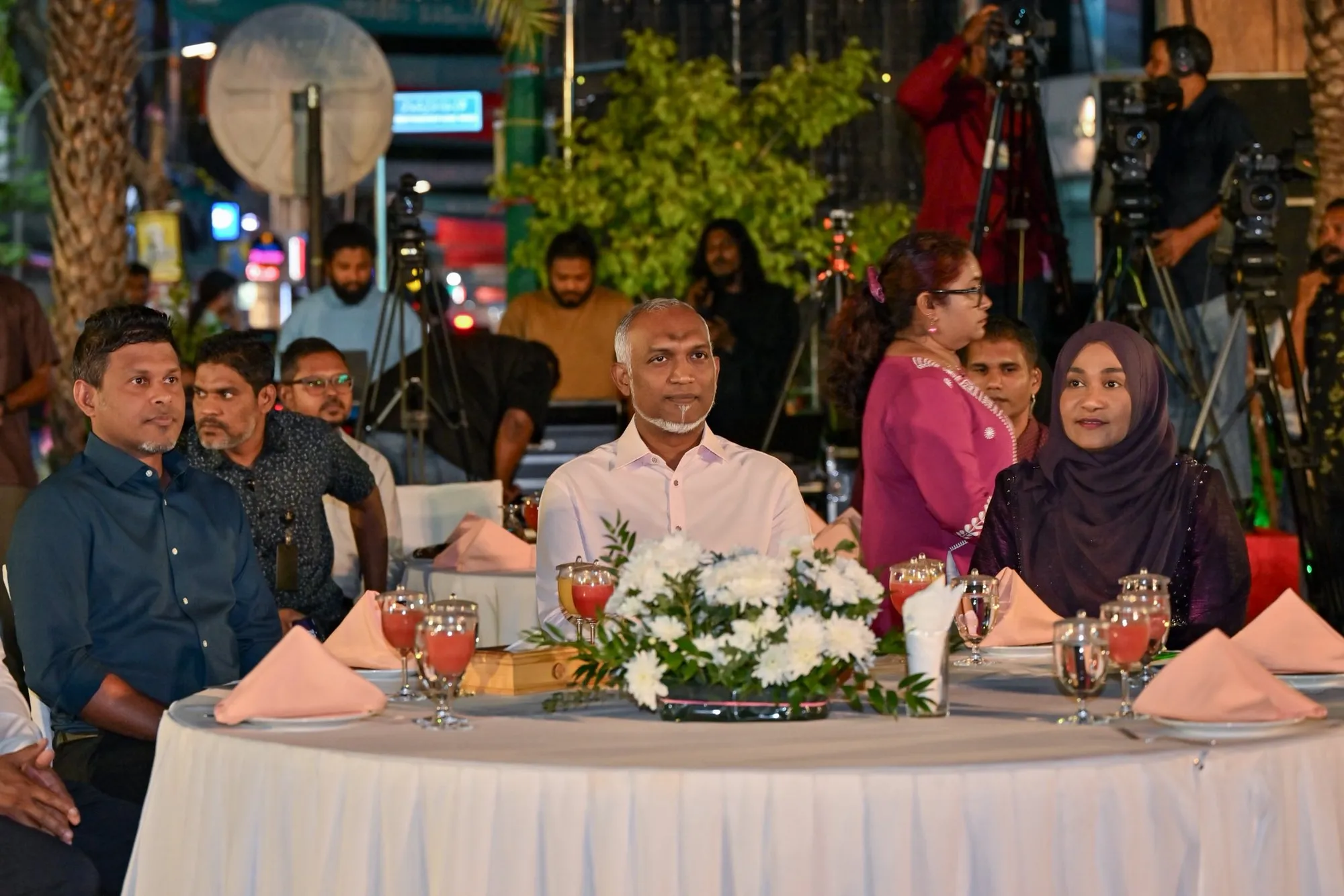 ރޭ އޮތް ހަފްލާގައި ރައީސްގެ ދެކަނބަލުން ބައިވެރިވެވަޑައިގަންނަވަނީ
