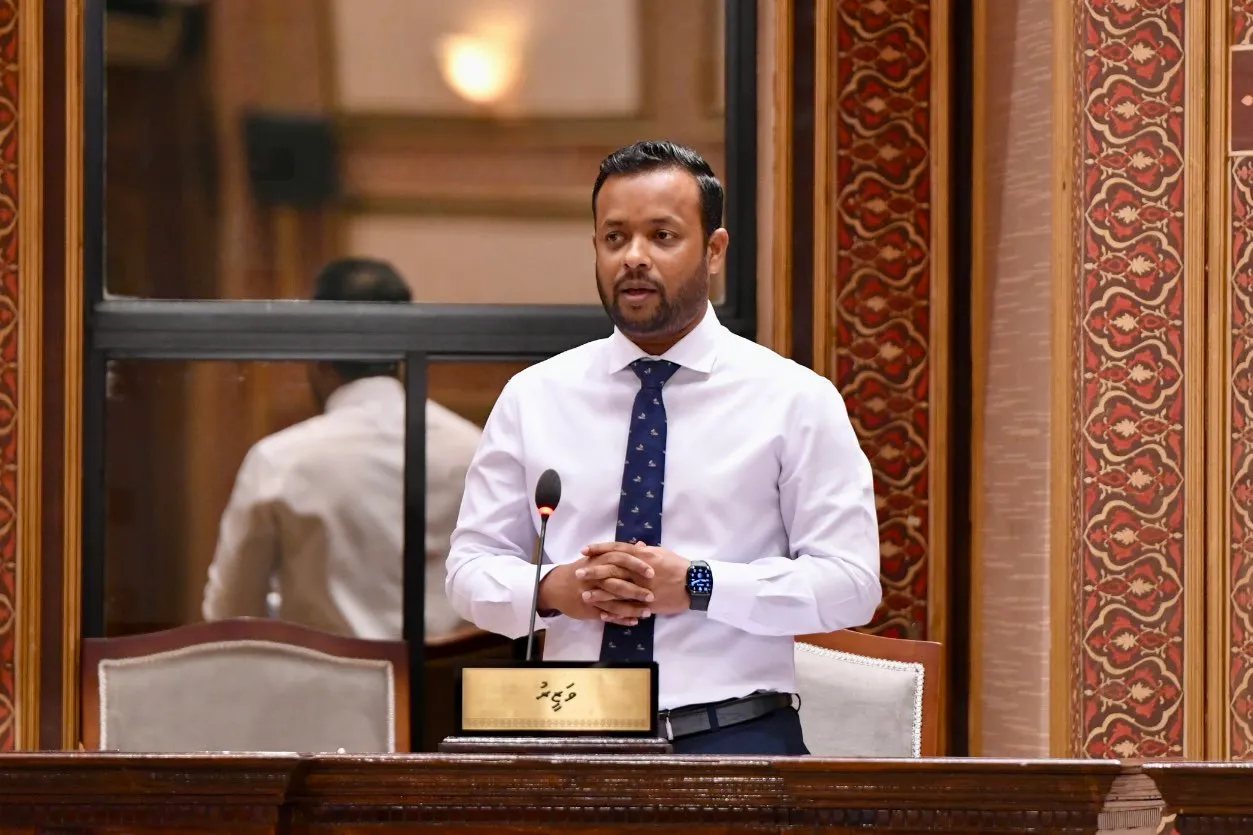އިމާރާތް ކުރުމާއި ބިނާރާ ބެހޭ ވުޒާރާގެ ވަޒީރު އަބްދުالله މުއްޠަލިބު: ފޮޓޯ/ މަޖިލިސް