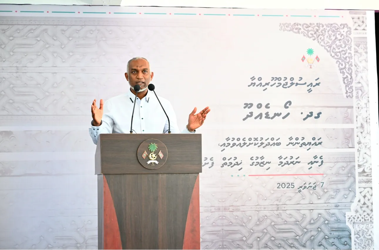 ރައީސް މުޢިއްޒު ހޯޑެއްދޫ ރައްޔިތުންނާ ބައްދަލު ކުރެއްވުން: ފޮޓޯ/ ރައީސް އޮފީސް