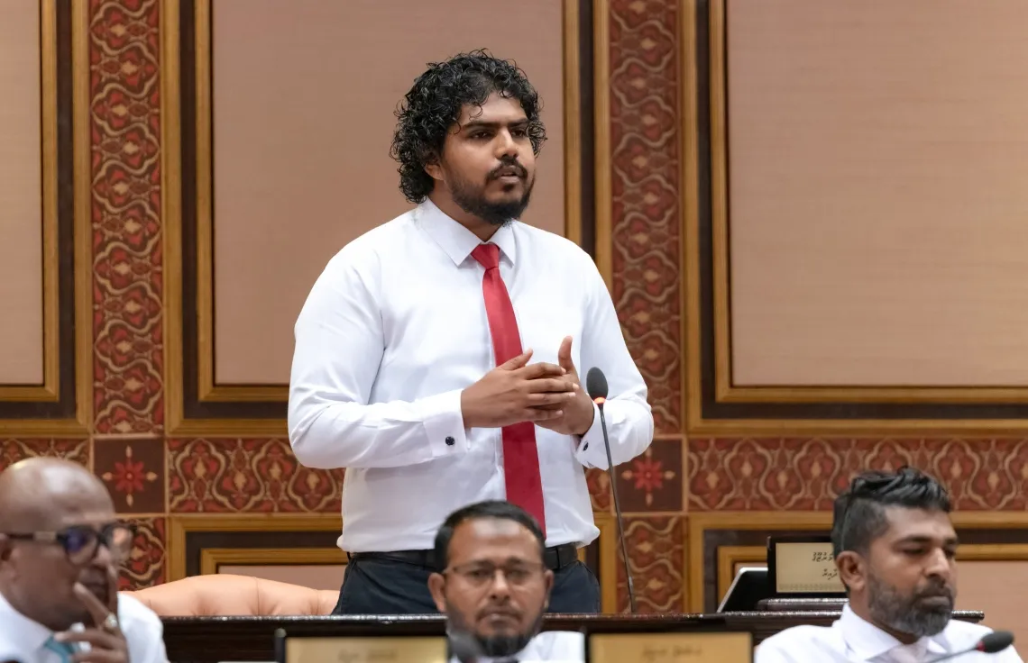 ހިތަދޫ މެދު ދާއިރާގެ މެންބަރުން އަހުމަދު އަޒާން--ފޮޓޯ: މަޖިލިސް