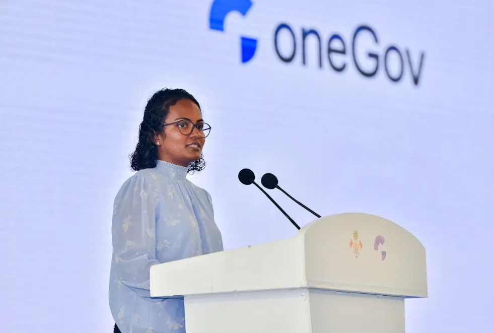 މި ސަރުކާރު އައި އިރު ޖެމްސް އޮތީ އައިސީޔޫގައި: ޝައުނާ