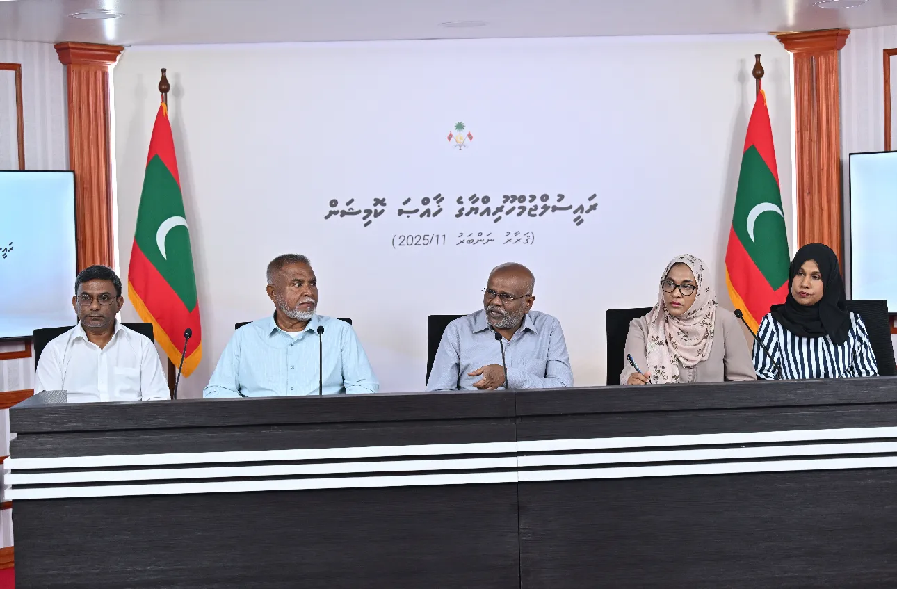 އިންކުއަރީ ކޮމިޝަންގެ މެންބަރުން: ފޮޓޯ/ ރައީސް އޮފީސް