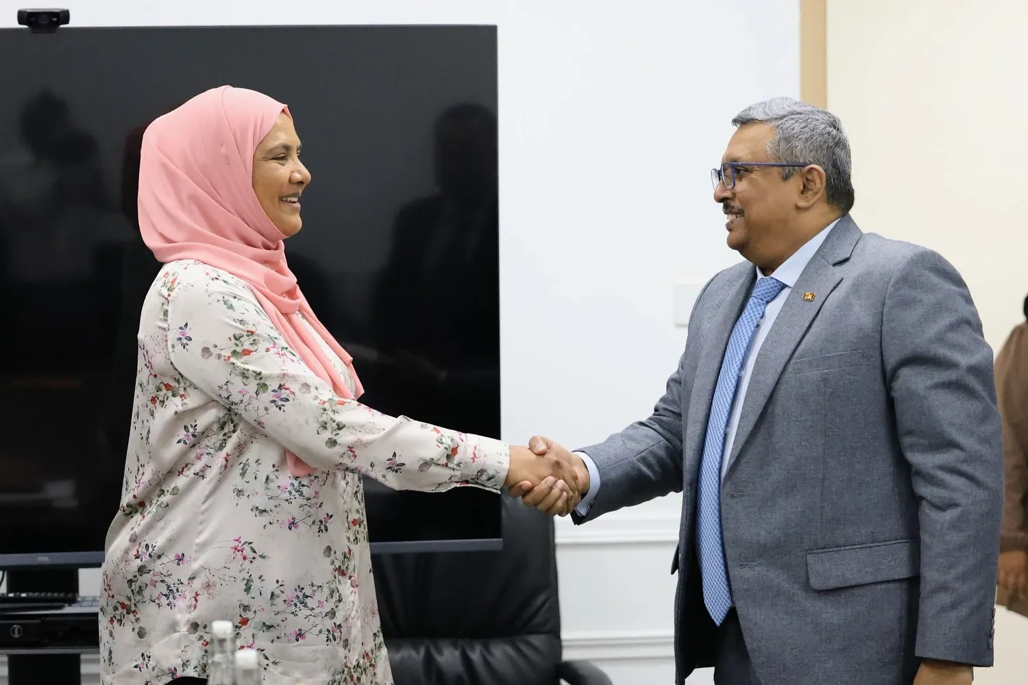 ސްރީލަންކާގެ ސަފީރު ރަންގާ ގޫނަވަރްދެނައާއި މިނިސްޓަރ ޢާއިޝަތު ޝިހާމްއާއި ބައްދަލުކުރައްވައިފި