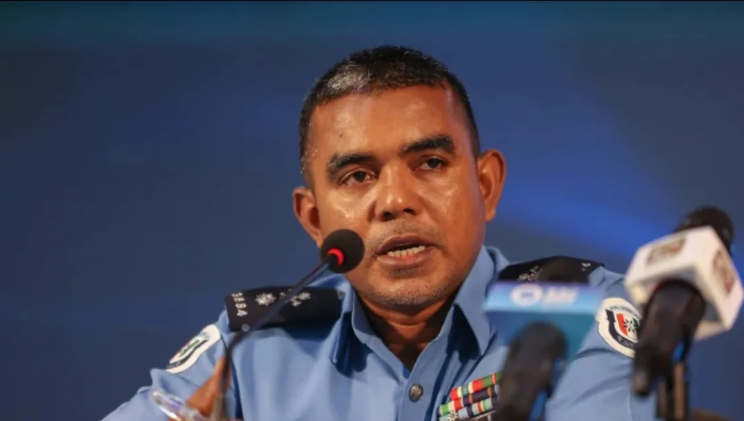 ވޯޓުލާ މަރުކަޒުތަކުގެ ކުރިމަތީ ގޮނޑި ބަހައްޓައިގެން ޕާޓީތައް ތަމްސީލްކުރާ މީހުންނަށް ނުތިބެވޭނެ: ފުލުހުން