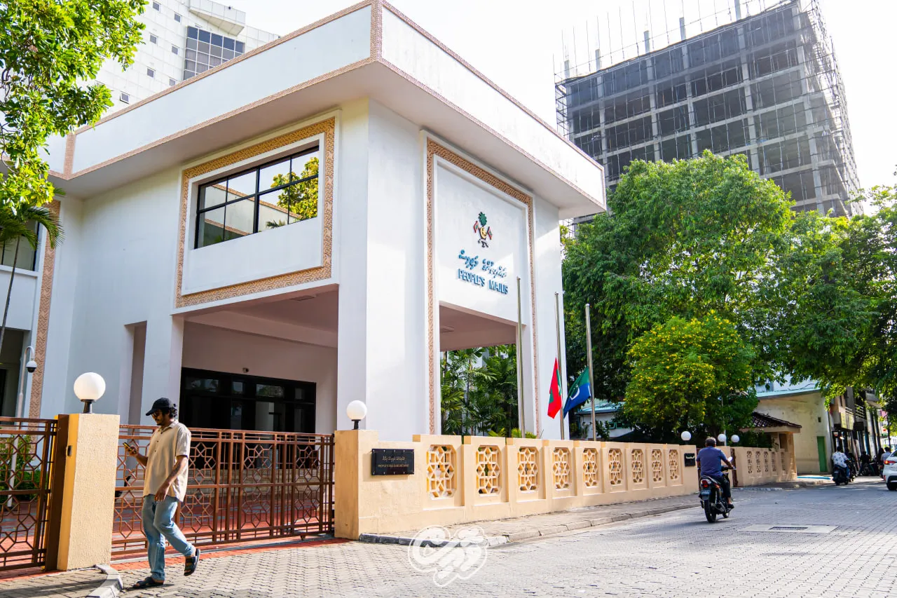 ރައްޔިތުންގެ މަޖިލީހަށް، ބިލިއަނަރު އެލަން މަސްކު ކުންފުނިން ދޭ އިންޓަރނެޓް ލައިދޭނެ ބަޔަކު ހޯދަނީ