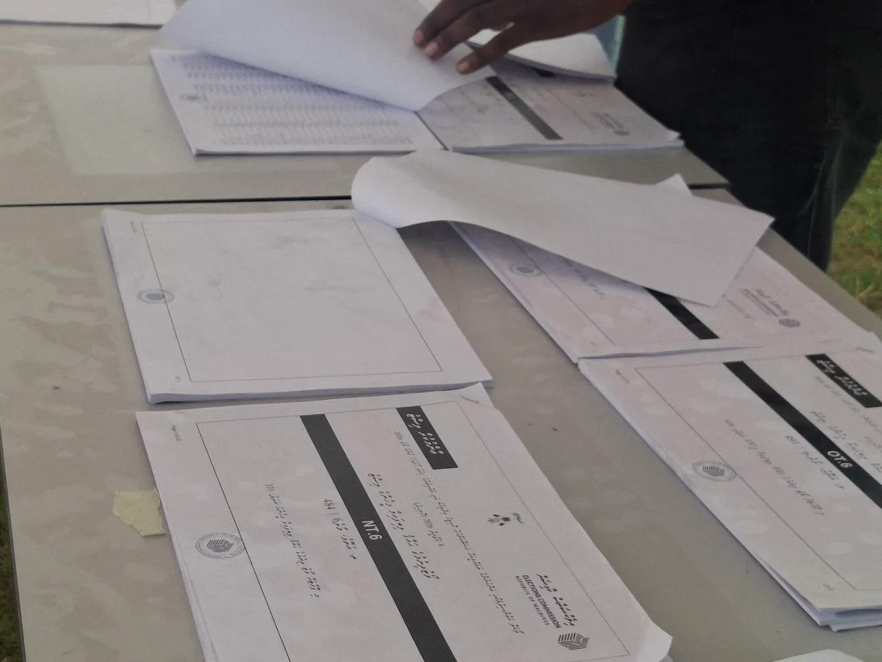 ހެންވޭރު ދަނޑުގައި ޖެހި ޓެންޓު ތެރޭގައި ވޯޓުލާން ނުތިބެވޭ ވަރަށް ހިރަފުސް ބޯވެފައި