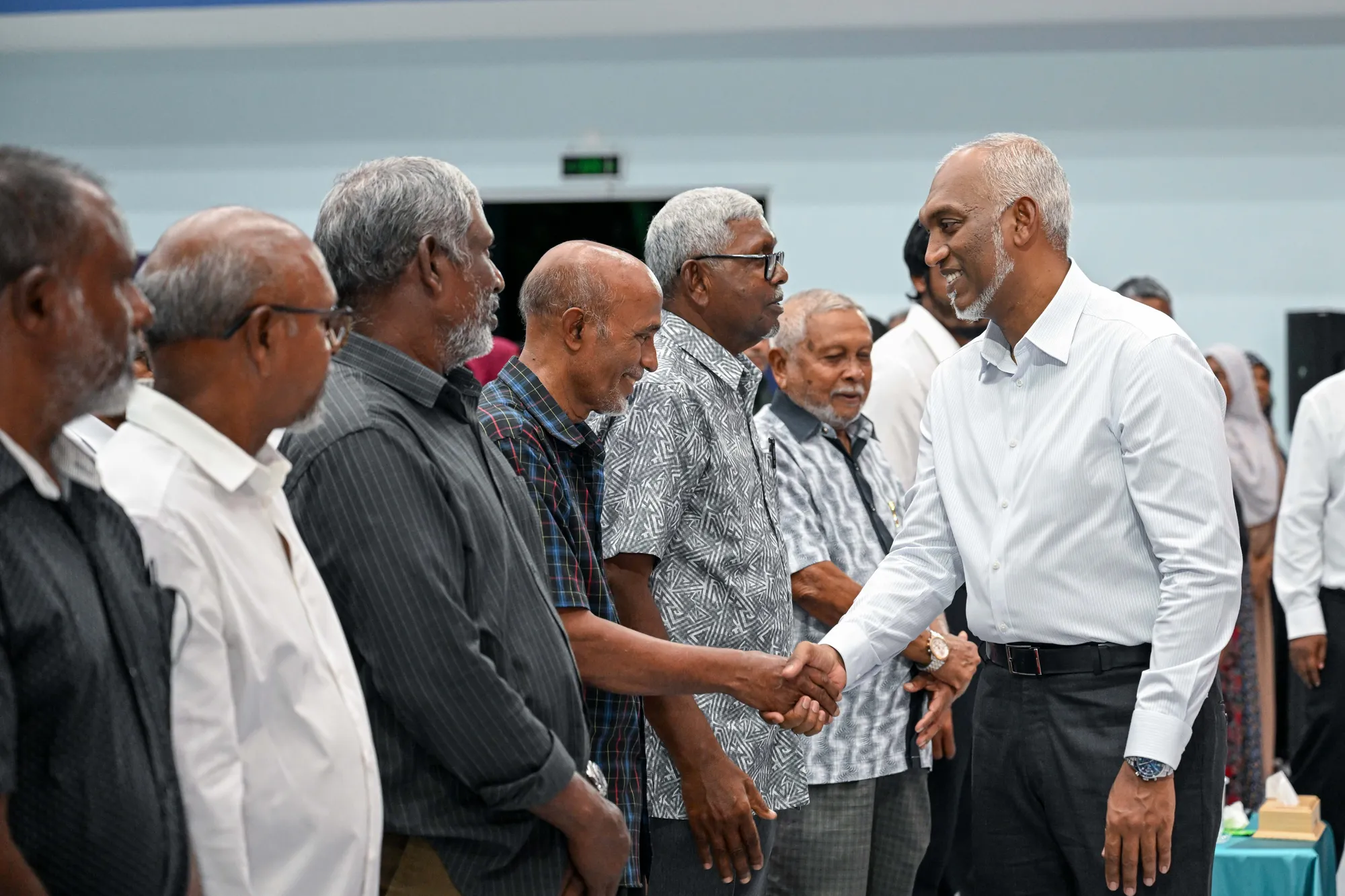 ރައީސް ފެލިދޫ ރައްޔިތުންނާއި ސަލާމް ކުރައްވަނީ